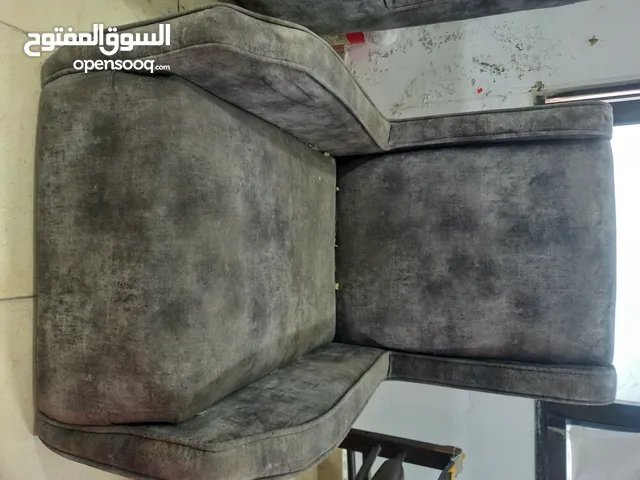 ثلاث كراسي مخمل لون رمادي للبيع ممكن ينحطو لصالونات الشعر (بديكير & مناكير)