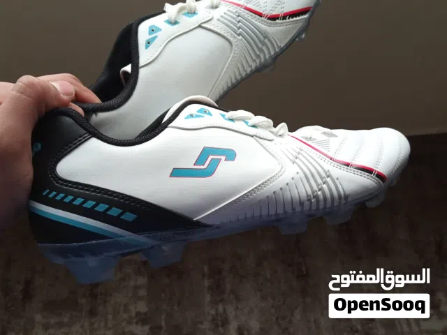 بوت رياضة وارد الامارات نمرة 43 البوت يعتبر جديد ما نلبس الا مرة وحدة ..السعر قابل للتفاوض