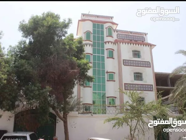 شقة للايجار داخل فله 5 غرف في عدن الممداره الجديده خلف ملعب 22 مايو مباشرة مساحة الشقه 324 متر مربع