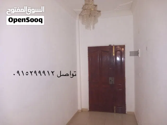 شقّة نظيفة بواجهتين بالدور الثاني بأبو نوّاس