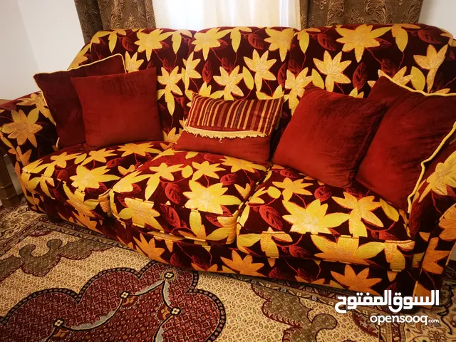 طقم كنب غرفة جلوس بحالة جيدة