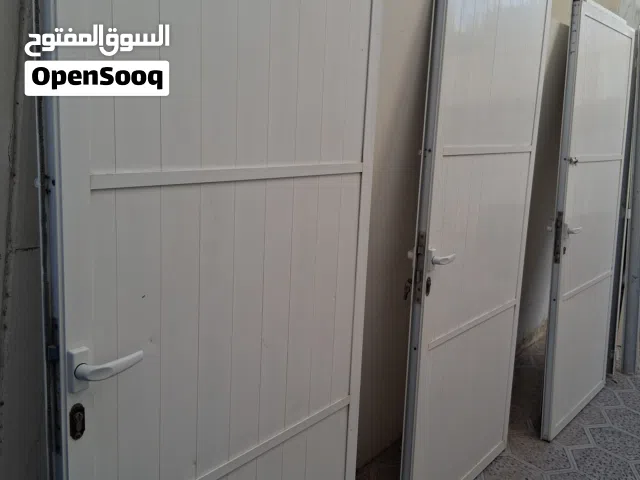 ابواب اللمنيوم وخشبيه نظيفه ما شاء الله