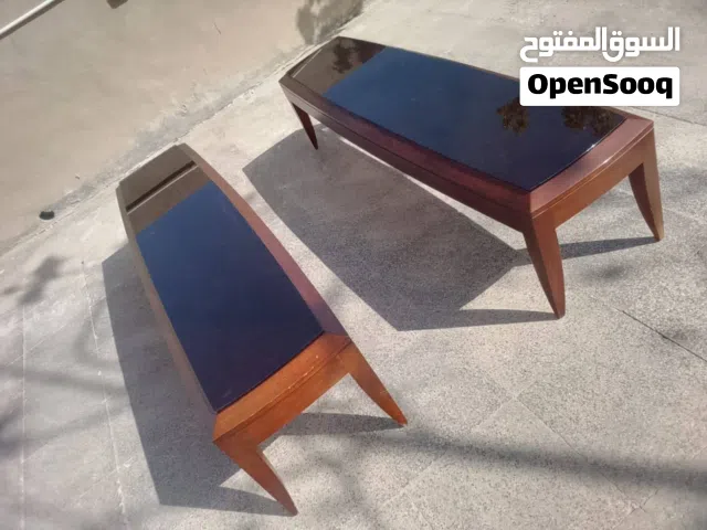 طوايل وسط عدد اثنين بحال جيده جدا مقاس كل طاوله طول 190 سم ارتفاع 43 سم عرض 42 سم