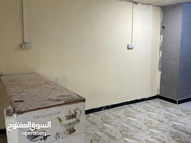 بيت للايجار حواسم ارضي هول او غرفه عدد اثنين وحده كبيره والثانيه اصغيره منور صحيات كراج صغير مخزن