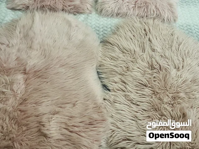 2 مخدات و2 سجدات من الفرو اللون وردي