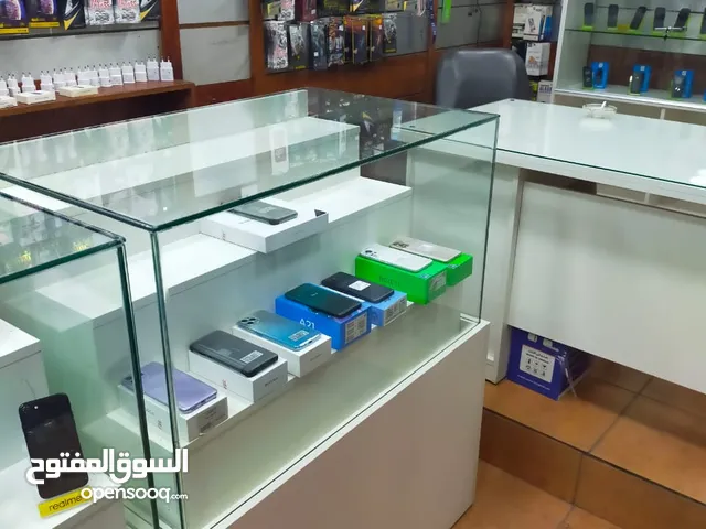 بتارين عرض اجهزه خلويه عدد 3 + بترينة عرض طويله+ مكتب خشب لاتيه تفصيل وضعهم جديد للبيع