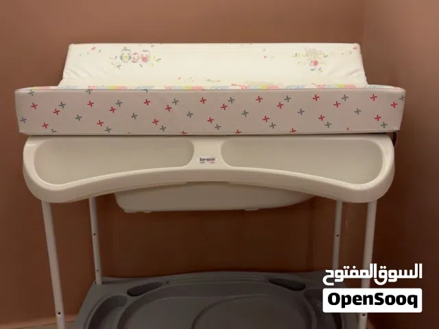 طاولة غيار بيبي وبانيو استحمام بحالة الممتاز  مع رف تخزين تم تخفيض السعر الى 30 نهائي