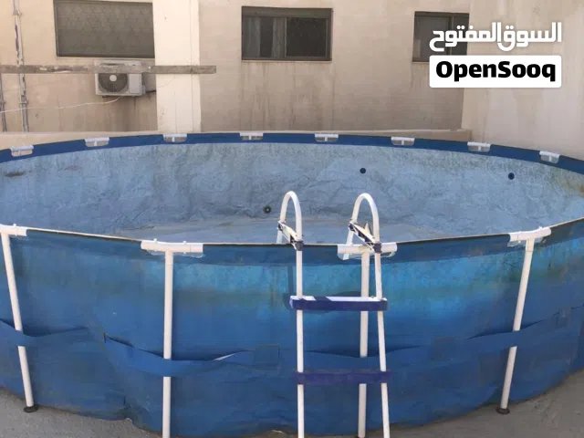 موجود مسبح طول وعرض 5.5 عمق متر مع كامل اغراضه