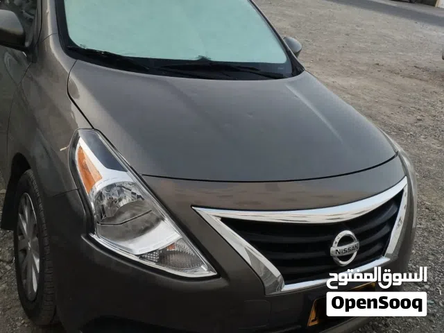 للبيع: سيارة نيسان ڤيرسا رمادي موديل 2016