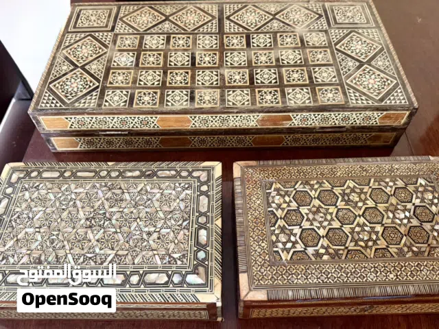 طقم طاولة (دمّة/طاولة) صندوق خشب صَدَفي