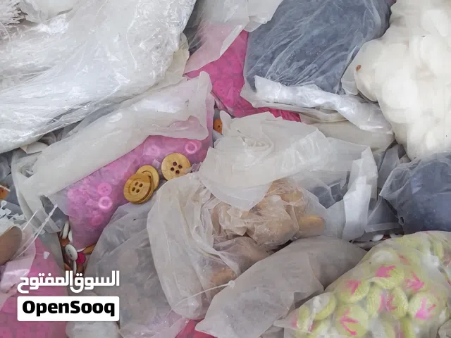 مجموعه كبيرة من الكلف أزرار جميع أنواع الملابس وجميع الألوان بالإضافة إلى كلبسات الملابس الجديدة
