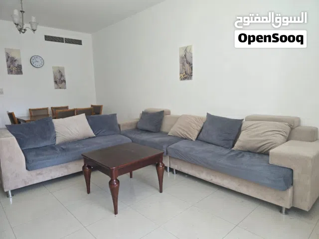 كنباية كبيرة بحالة ممتازة مع حاملة شاشة كبيرة 50 بوصة