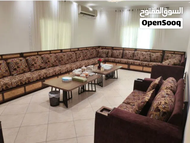 جلسة خشب بحريني نظيفة جدا تكفي 22بحالة ممتازة