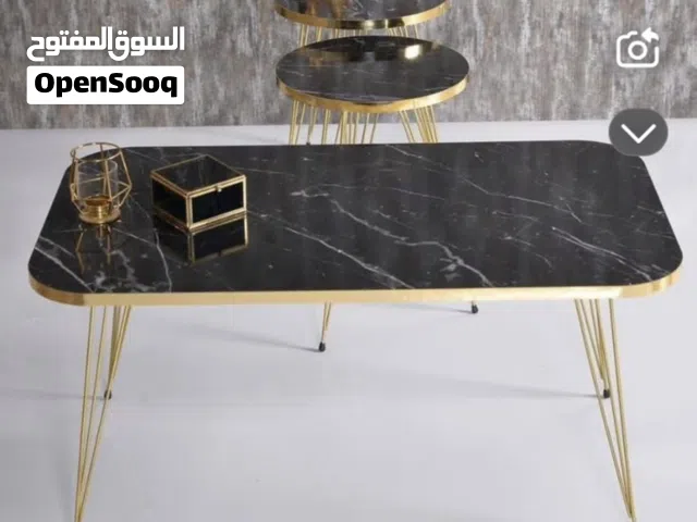 طاولة وسط مع 4. اسكملات