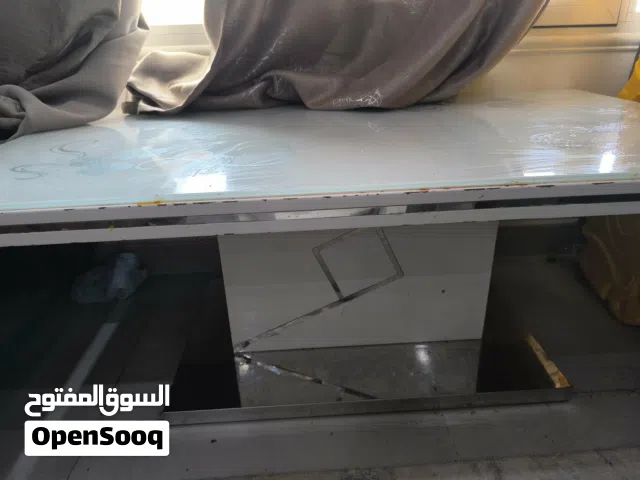 طاولة مع لوح زجاج