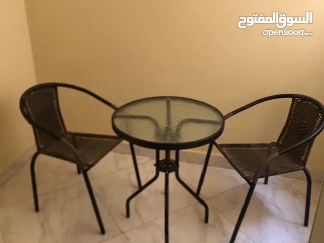 طاولة وكراسي