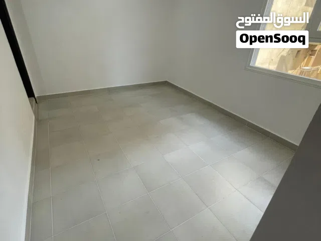 شقه لاجار بحولي قطعه 12 شارع قتيبه غرفتين وصاله 2 حمام ومطبخ 290 شامل ميا وكهرباء وصيانة