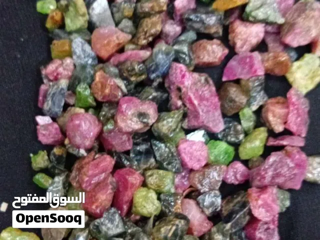 أحجار كريمة خام نادرة جدا ياقوت زمرد وغيرها
