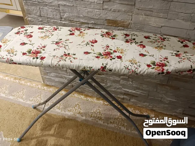 طاولة مكواة كبيرة الحجم