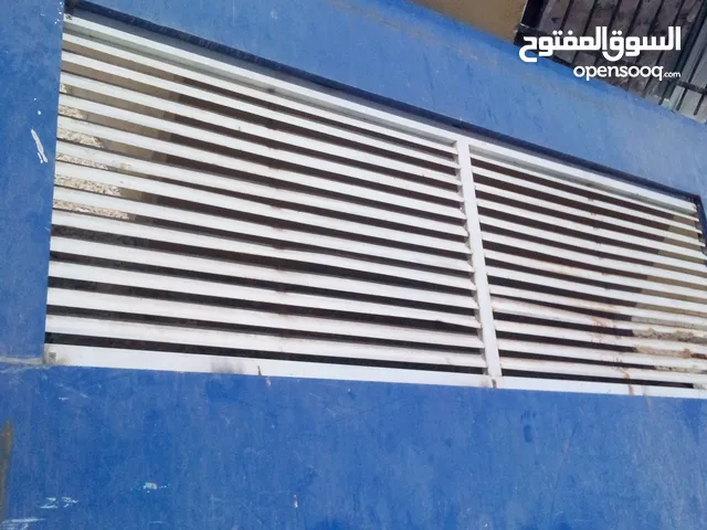 باب حديد كبير للبيع مستعمل بحاله ممتازه عجلات جداد