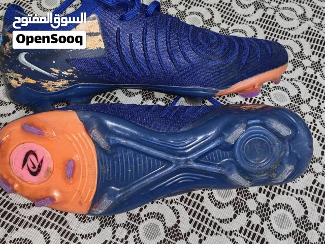 الكتابة حذاء كرة قدم Nike Phantom للبيع  المقاس: 43