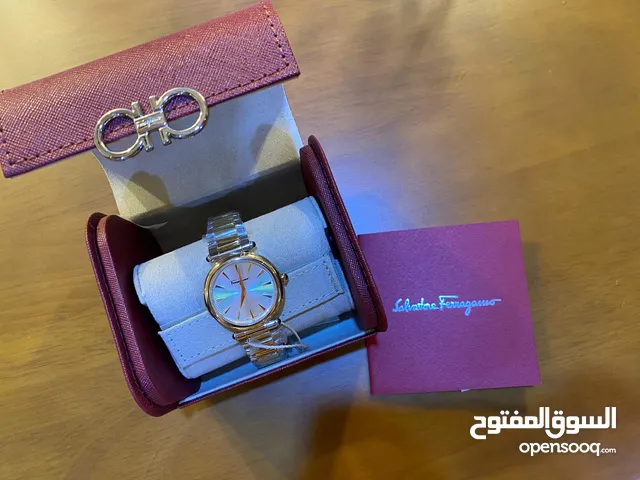 ساعتين وحده رجالي والأخرى نسائي جديد مع شهاداتهم لم تستخدم أبدا ما زالت في البكس