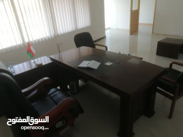 اثاث شركة مكتبي بحالة ممتازة استعمال قليل