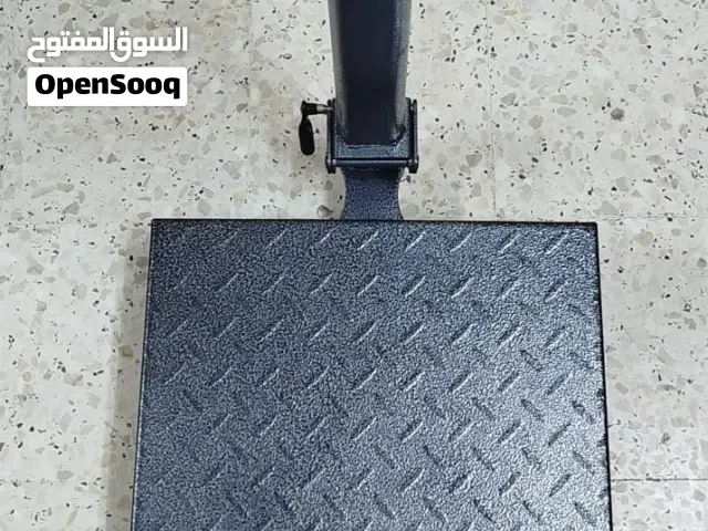 ميزان منصة إلكتروني تجاري (ماركة QUA) لحساب الوزن والسعر، يستخدم في المستودعات، محال البقالة، والخضا
