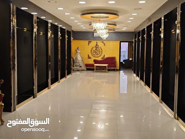 ديكور خشب محل تجاري فخم للبيع