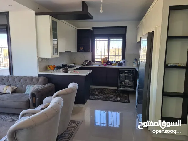 شقة تشطيب شخصي ومواصفات عالية ثلاث غرف كلها ماستر ... للبيع مع العفش بحاله ممتازة استخدام شخصي
