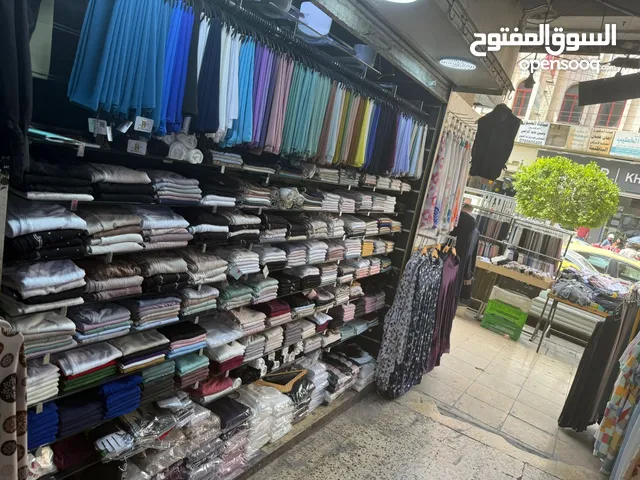 واجهة محل مع محل صغير للبيع