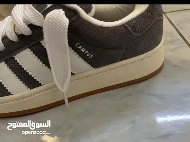 جزمه اديداس الهبه الجديده مقاس 37 سببب البيع اشتريته وطلع صغير