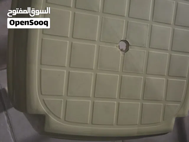 كرسي مع طاوله في كرسي بحر وطاوله