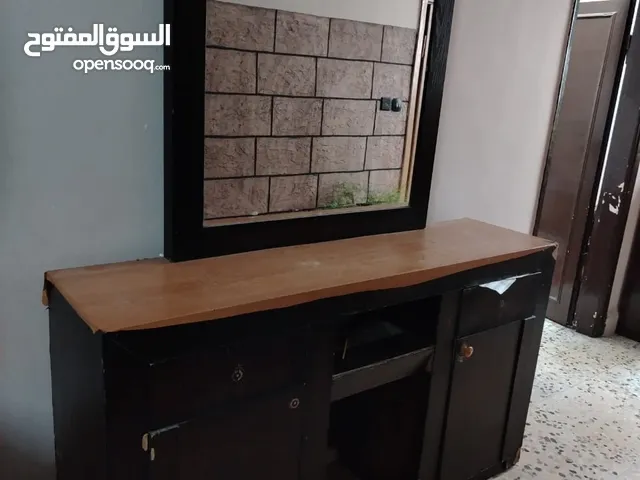 اي يوجد طاولتين المرايه مع جواريها ومكتب السعر 7 اي وحده