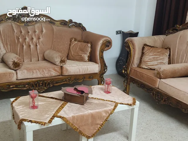 كنب 7 مقاعد خشب زان نضيف جدا جدا شبه الوكالة السعر 180دينار فقط للتواصل واتس اب
