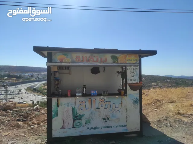 كشك للبيع وضع ممتاز جدا  جاهز للعمل  يمكن رفعه في ونش  مع غاز وعصارة برتقال