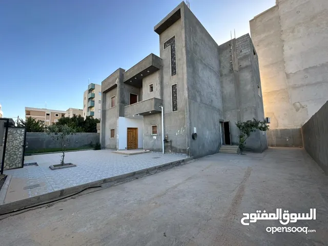 350m2 More than 6 bedrooms Townhouse for Rent in Tripoli Ain Zara