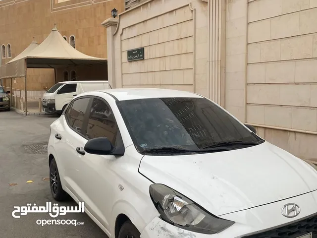 للتنازل هيونداي i10 Grand   قسط مريح وبسيط ولايتجاوز ال 1000 ريال اللون ابيض وبعض الصدمات غير مؤثرة
