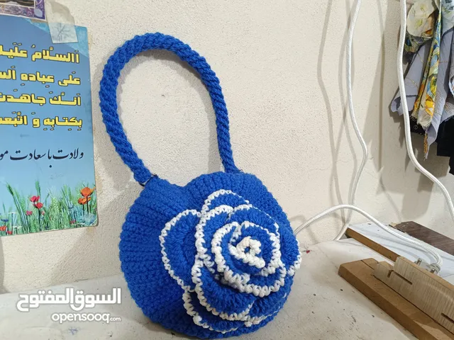 الكروشيه. شنطة. حمالة صدر بألوان مختلفة بأحجام مختلفة