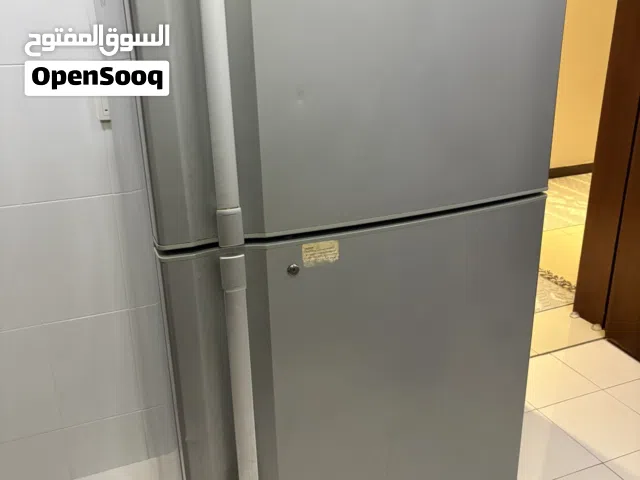 ثلاجة بحالة جيدة بسعر مناسب جدا للبيع