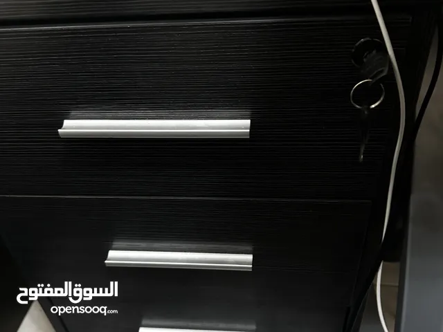 مكتب كبير جدا من زجاج وطاولة ادراج مع كرسي بحالة جيدة جدا التسليم الفوري بداعي السفر التواصل واتس اب