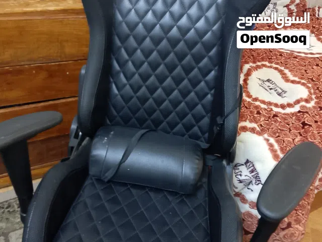 تخت خشب مفرد مع فرشة  وكرسي جيمنك أسود