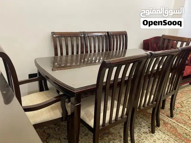 طقم كنب غرفة ضيوف مع طاولة سفرة