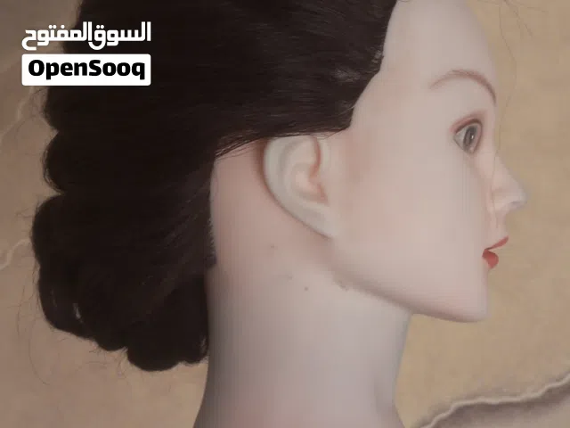 ( مواد تجميل خاص ب ل طلاب التجميل و الكوافيرات و غيرها يحتوي الرأس على شعر كثيف لون بني و عيون