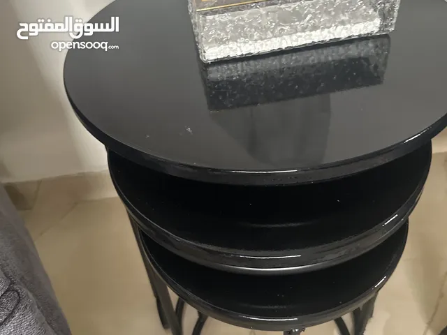طاوله وسط قزاز شفاف واسود وطاولات سيرفيس استعمال بسيط للبيع