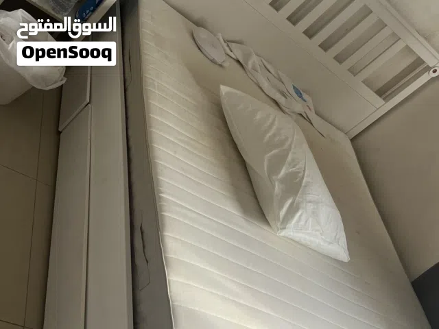 للبيع اثاث نوم كامل  سرير مع دوشق مع الدرج والكمدينو