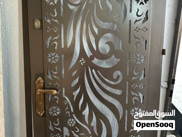 باب . حماية . خشب . حديد . جميعهم بحالة الوكالة للبيع