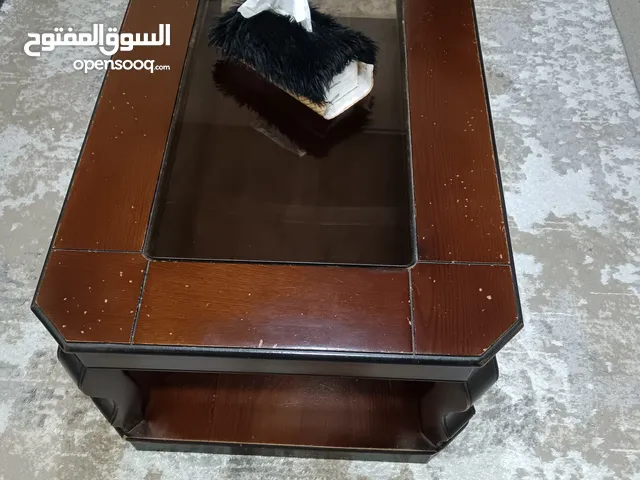 طقم كنب للبيع مع طاولة وسط وتنتين صغار