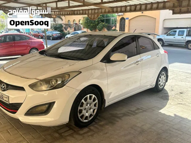 Hyundai i30 2014 model white color car in very good condition