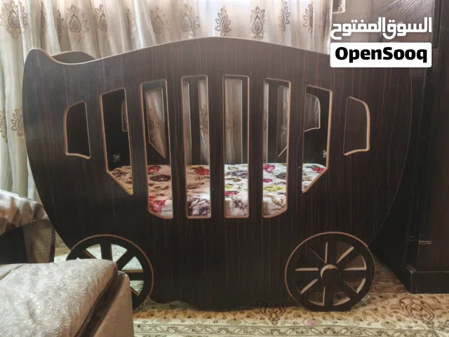 سرير اطفال بحاله ممتازه